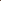 Eine Person lädt eine Spielkonsole mithilfe eines digitalen Lademonitors auf einem Holztisch auf und zeigt die Ladestatistiken des Geräts an.
